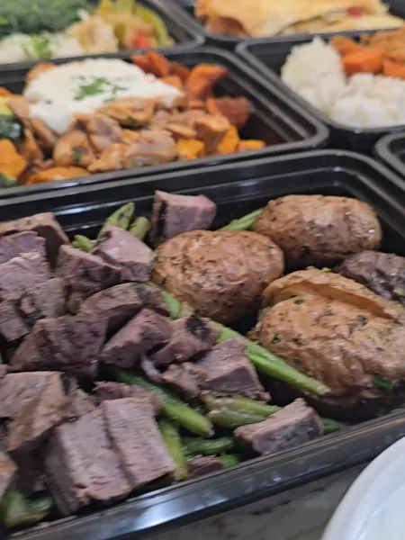 Steak, roasted potatoes and green beans