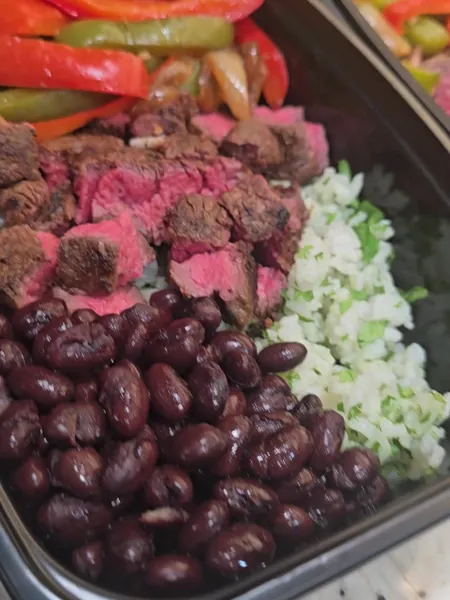 Sliced steak, black beans and peppers