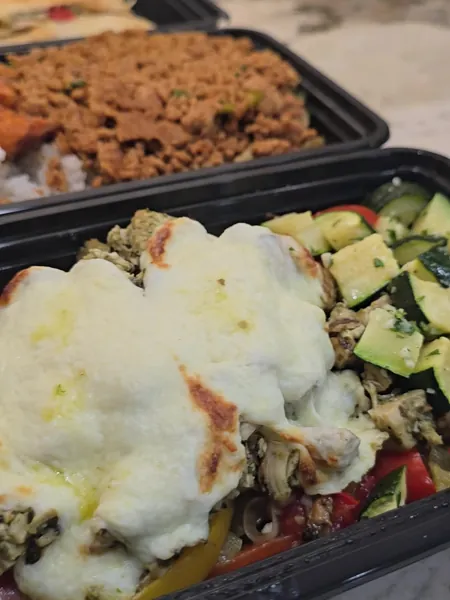 Chicken with melted mozzarella and zucchini
